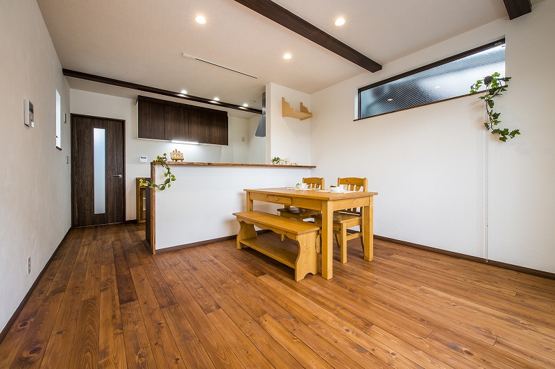 狭小地を活かして家族の理想の間取りを実現した自然素材の家