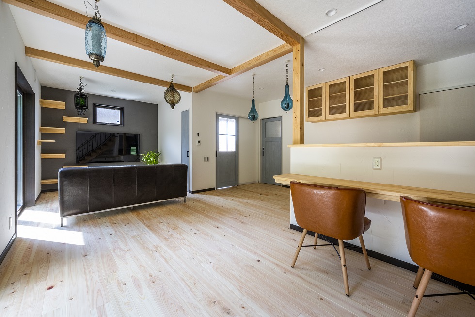 Cafeのような快適空間。アンティークランプの似合う家