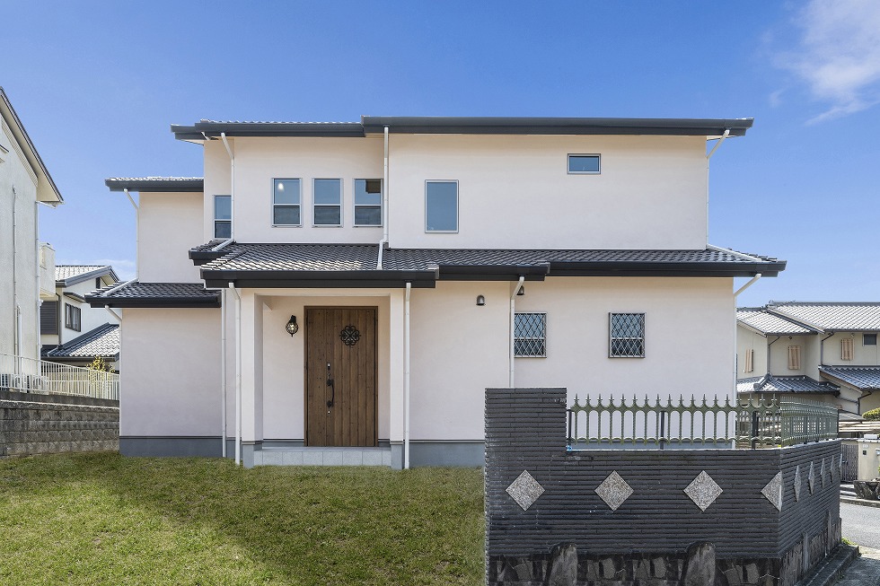 解放感溢れるリビング。和室を開ければ28.8帖の大広間に!